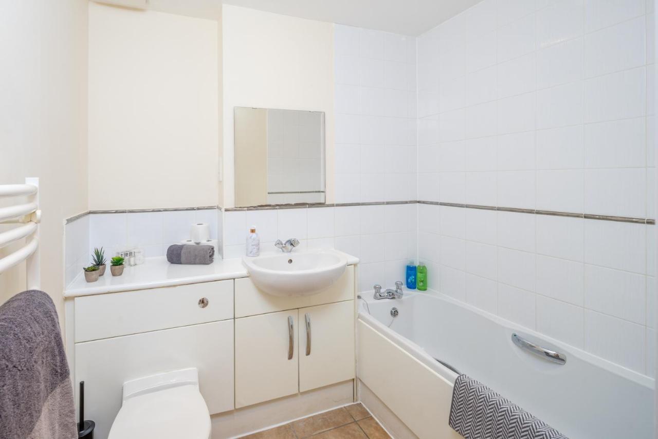 Central Watford Stylish 2 Bedroom Serviced Apartment With Free Parking Extérieur photo