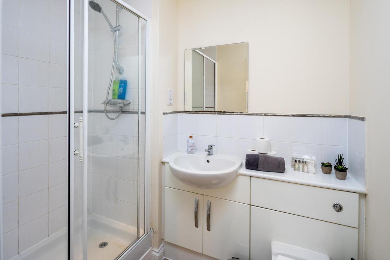 Central Watford Stylish 2 Bedroom Serviced Apartment With Free Parking Extérieur photo